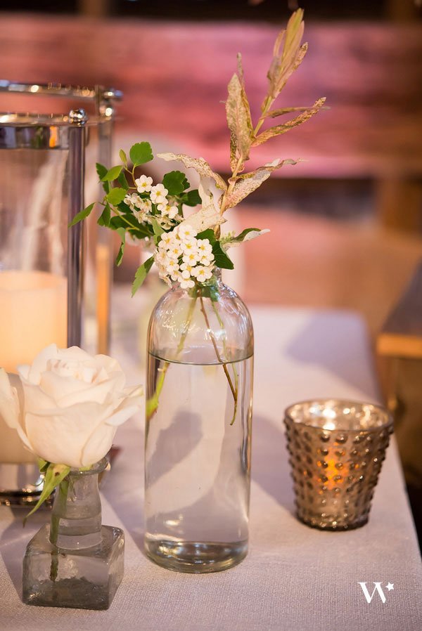decoration centre de table rustique, avec vase et fleurs, et minis bougeoirs originaux